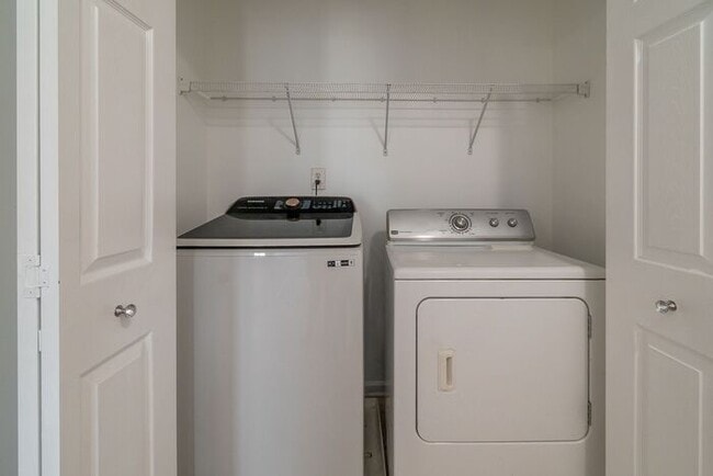 Building Photo - Charming Two-Story Home with Easy Access to Charlotte's Best Amenities