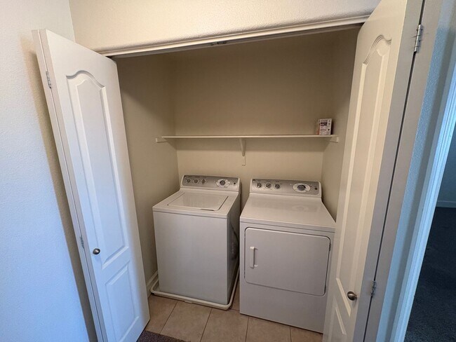 Building Photo - Nice Condo w/Garage in Roseville