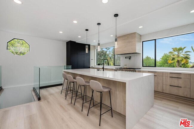 Building Photo - 4961 Marmol Dr