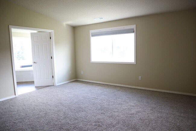 Building Photo - 9507 NE 39th Ave