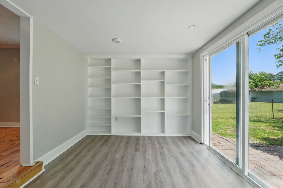 Building Photo - 3127 N Riverside Dr