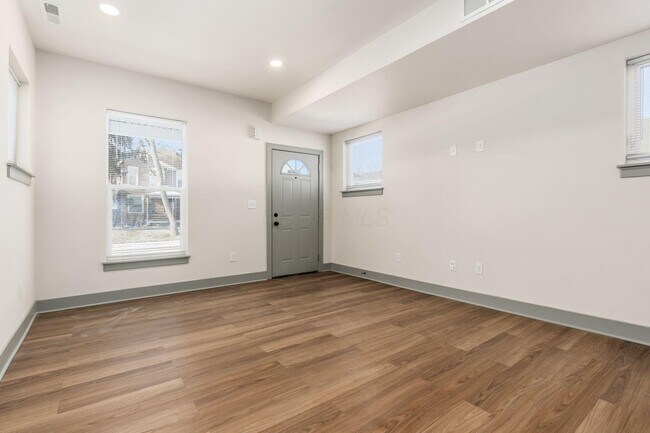 Building Photo - 172 Whitethorne Ave
