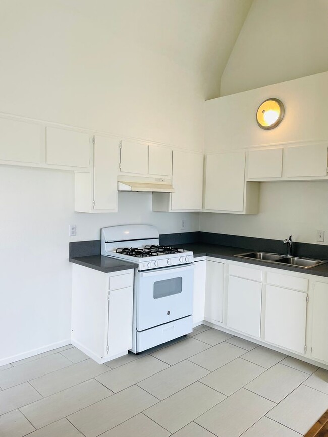 Building Photo - 792