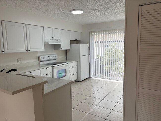 Building Photo - Newly remodeled 2/2 condo Winter Park  $300. incentive for move in by 6/15/2026