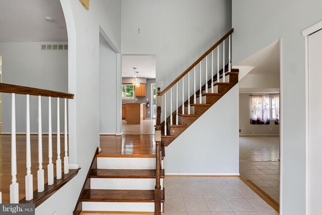 Building Photo - 18 Lakeview Dr