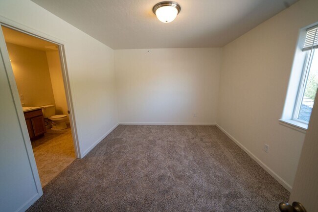 Building Photo - Perfect timing for fall semester! 3 Bedroom 1 1/2 Bath Townhome with Garage