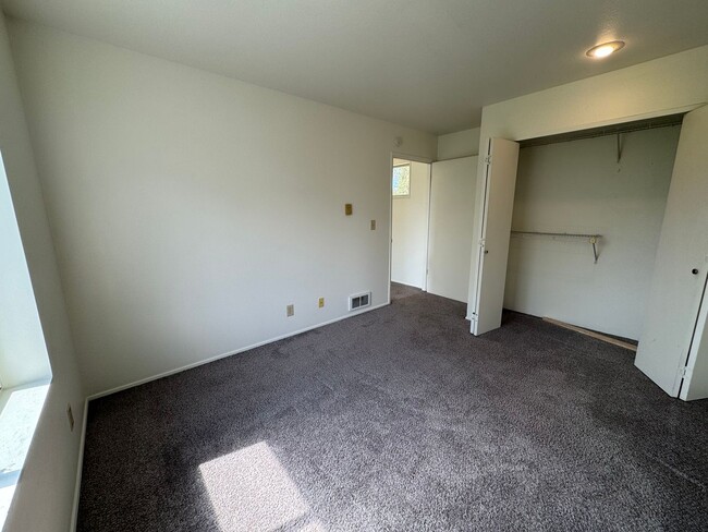 Building Photo - 3 Bedroom 2 Bathroom Duplex Walking Distan...