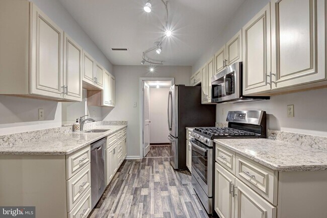 Building Photo - 5906 Cove Landing Road Unit 102