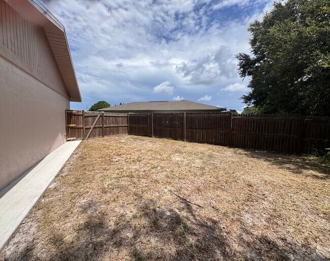 Building Photo - Fully Renovated Palm Harbor Home