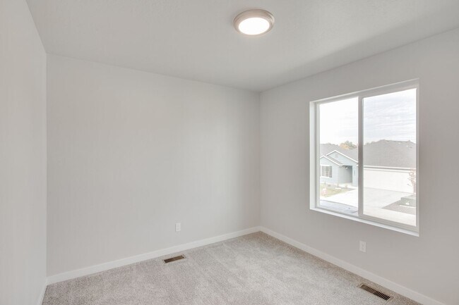 Building Photo - Beautiful 2 Bedroom Cottage Available!