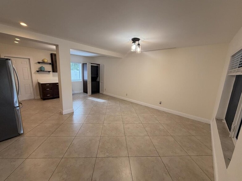 Building Photo - 2018 NE 14th Ct