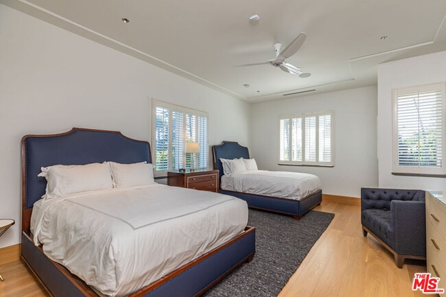 Building Photo - 618 N Beverly Dr