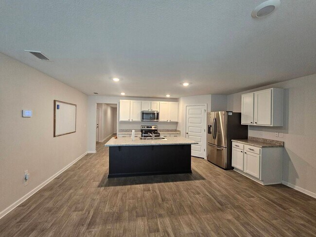 Building Photo - Modern 4Bed/2Ba Home, Centrally Located & Convenient to Everything! *1/2 OFF 1st Month's Rent!* &...