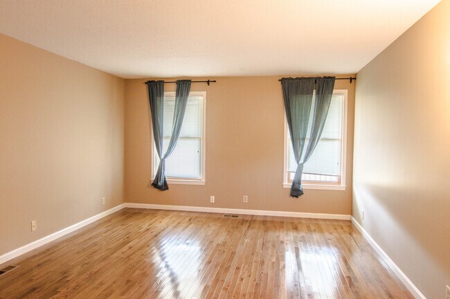 Building Photo - Three Bedroom in Sango!