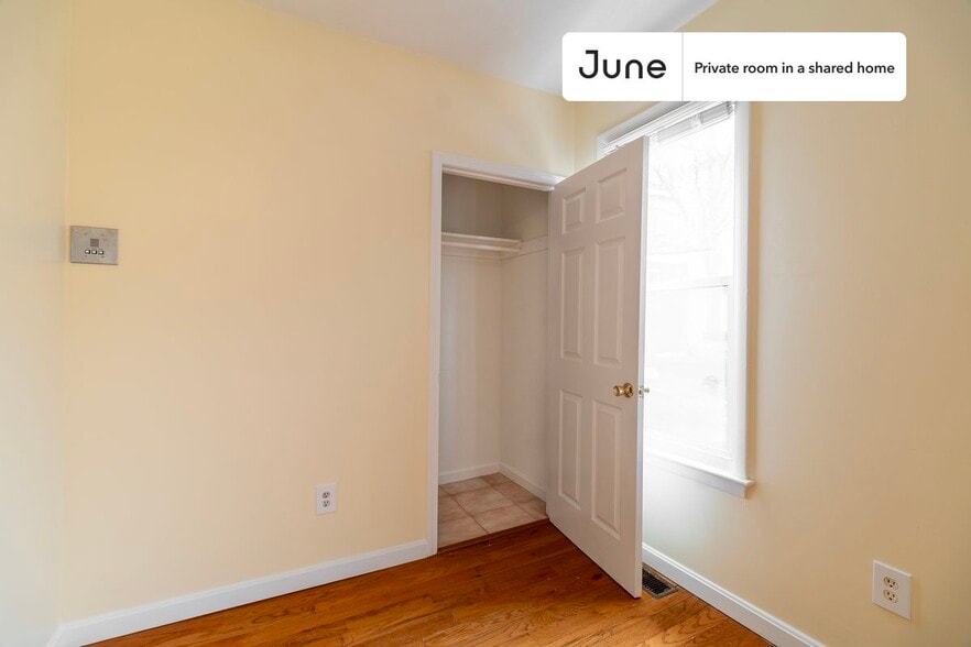 Building Photo - Private bedroom in 3 bed/2 bath Home