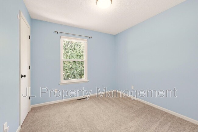Building Photo - 125 SE Topaz Dr