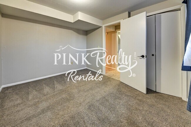 Building Photo - Nice 4 Bedroom Close to Peterson AFB and S...