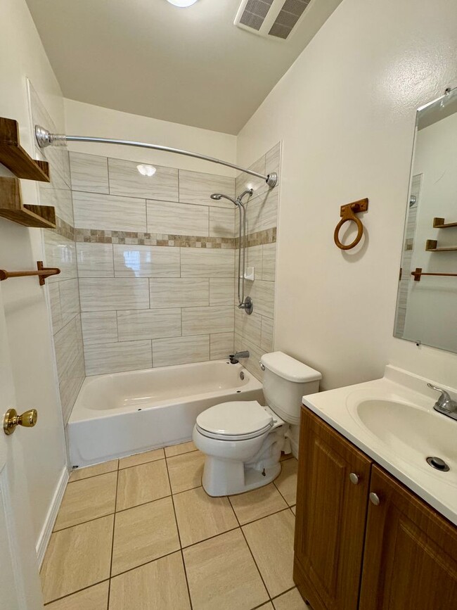 Building Photo - Centrally Located Minutes away from Downtown, Silver Lake, and Eagle Rock