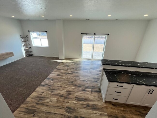 Building Photo - 4 Bed/3.5 Bath with 4 Stall Heated Garage!