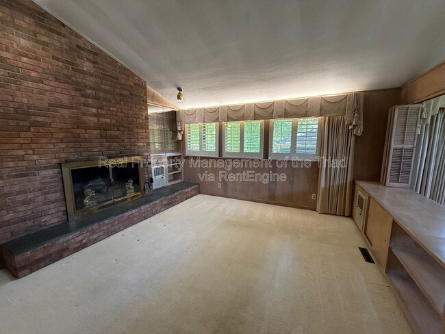 Building Photo - 1507 Pinehurst Dr