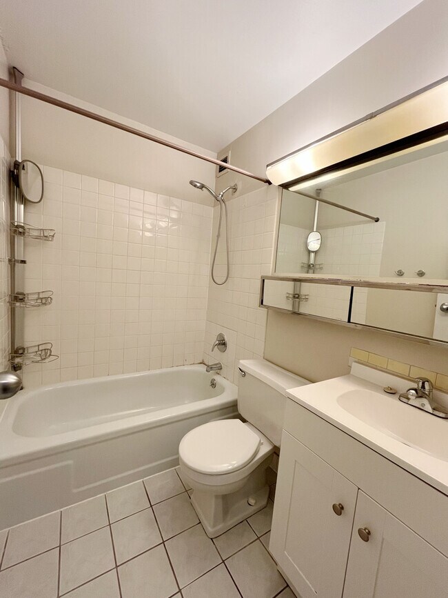 Building Photo - 4343 N Clarendon Ave