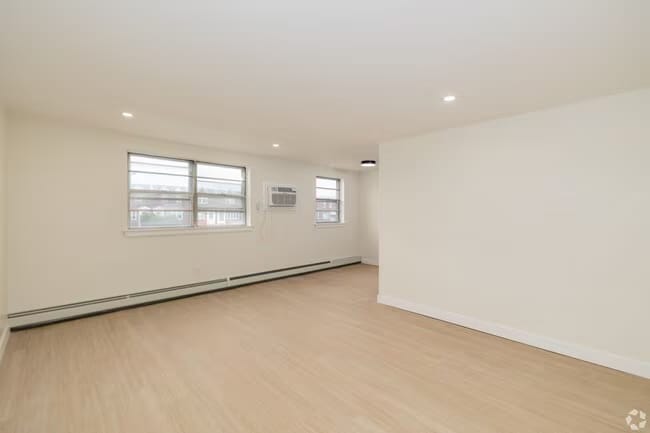 Building Photo - 921 Tyson Ave