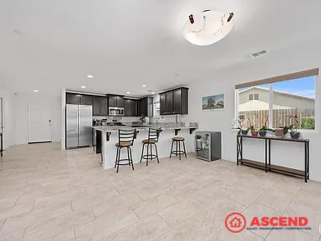 Building Photo - Stunning 4 Bedroom in Southwest Bakersfield!