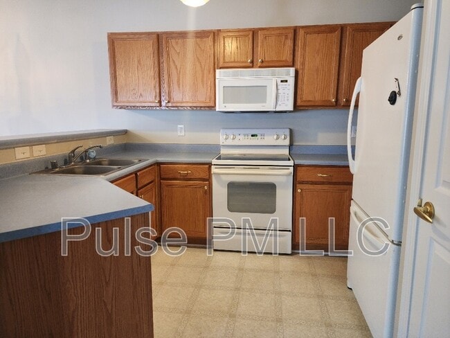 Building Photo - 985 Mistflower Ln