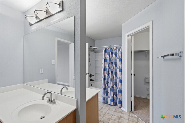 Building Photo - 504 Castebar Dr