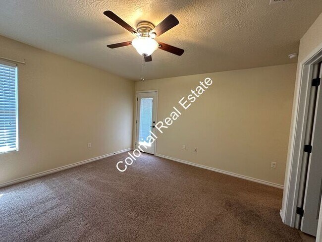 Building Photo - Spacious and updated 3 Bedroom 2 bathroom ...