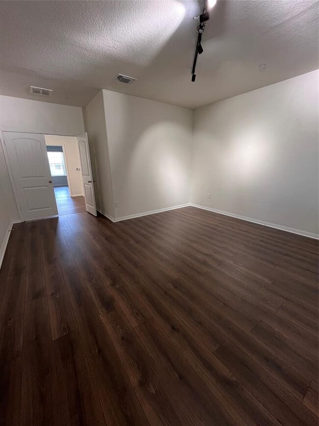 Building Photo - 516 E Slaughter Ln