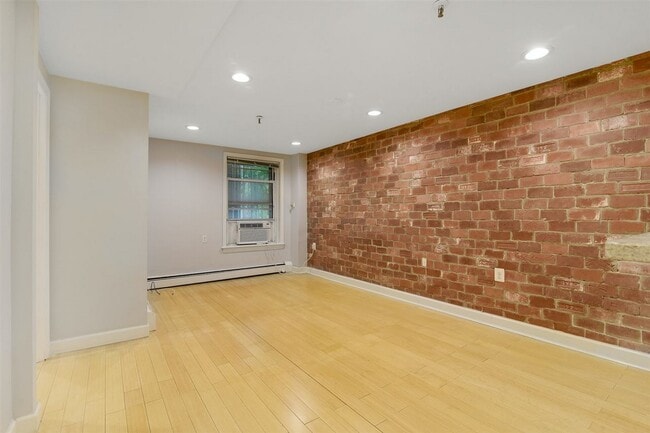 Primary Photo - 319 Barrow St