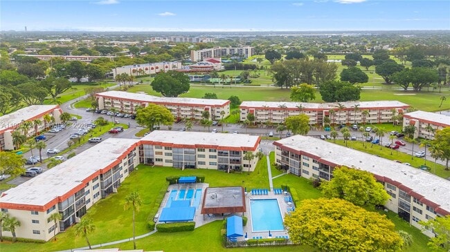 Building Photo - 9200 N Hollybrook Lake Dr