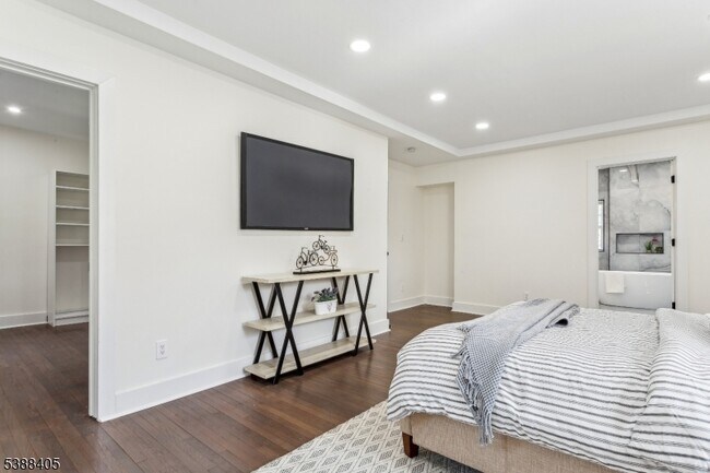 Building Photo - 648 E Broad St