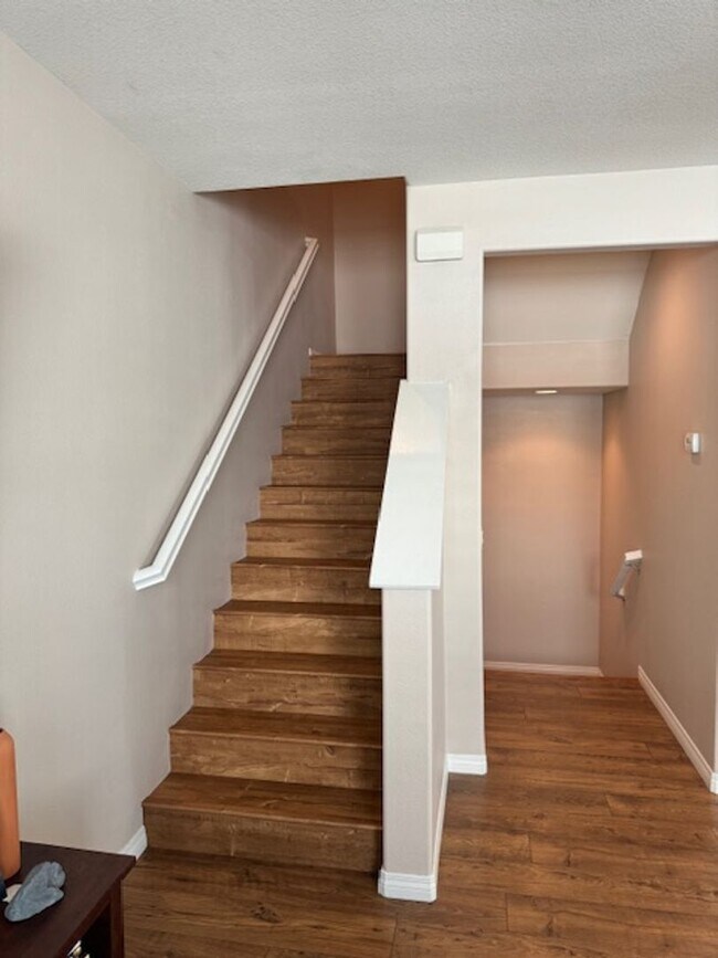 Building Photo - Stunning 2 bed 2.5 bath Solar Powered Town...