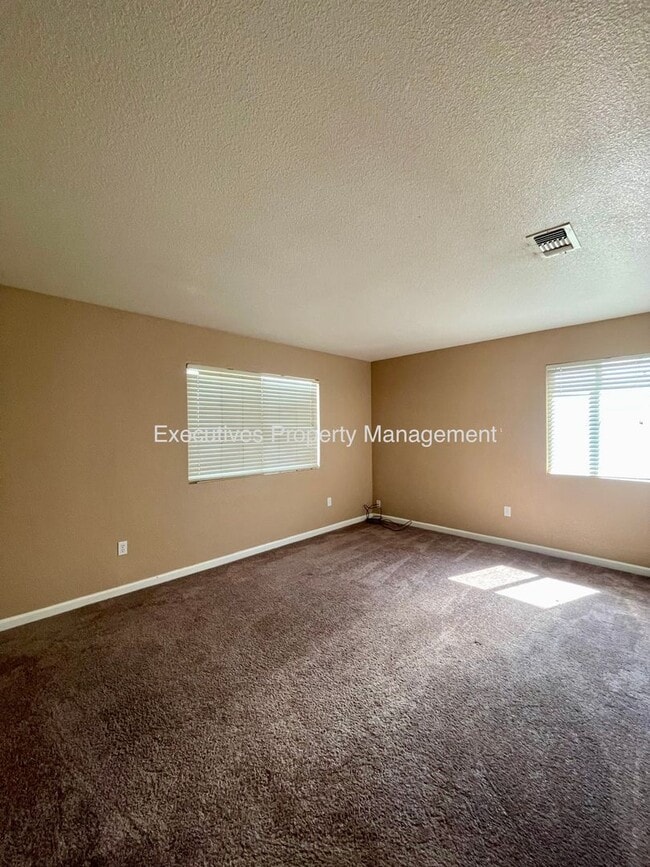 Building Photo - Available Now || 565 Peach Dr Chowchilla