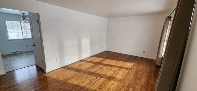 Building Photo - 2407 Roxbury Rd