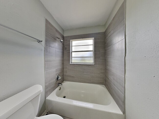 Building Photo - Beautifully Renovated 3 Bed 2 Bath Home with Garage in Tampa, FL