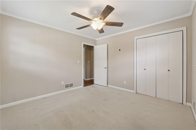 Building Photo - 345 Meadow Dr