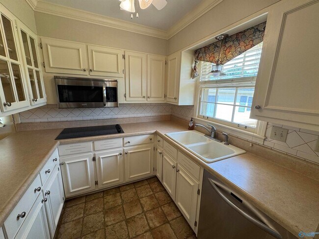 Building Photo - 816 Mira Vista Dr SE