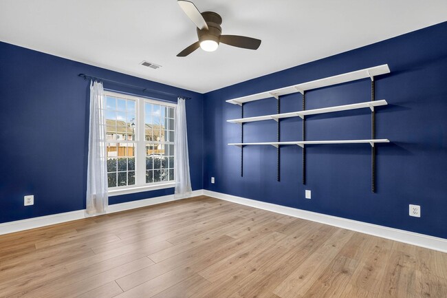 Building Photo - Very Nicely Update Condo in Prime Location!