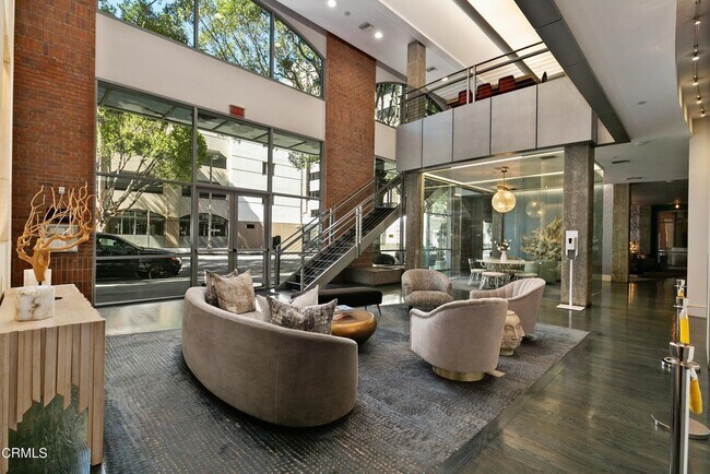 Building Photo - 840 E Green St