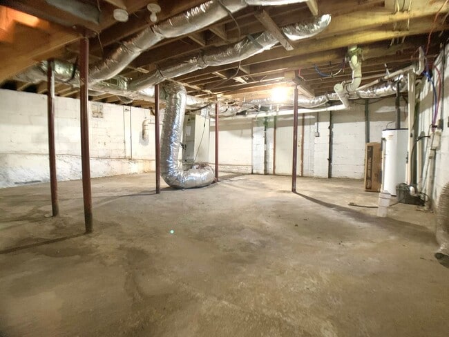 Building Photo - 47 Maple St