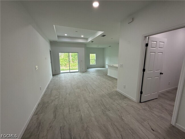 Building Photo - 1103 W 10th St
