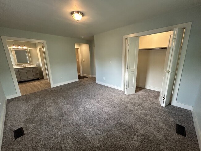 Building Photo - 1931 Stevens Dr NE