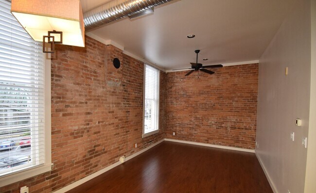 Building Photo - 211 W 1st Ave