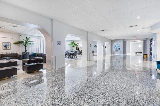 Building Photo - 3140 S Ocean Dr