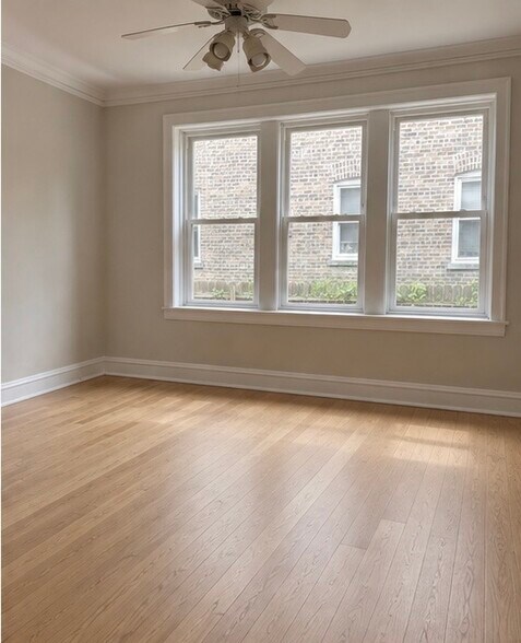 Building Photo - 3316 W Balmoral Ave