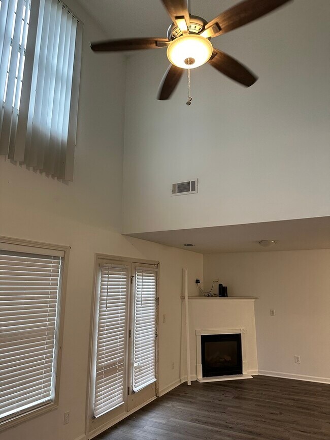 Building Photo - 105 Crestfield Cir