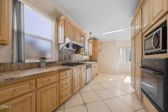 Building Photo - 146 W Le Roy Ave